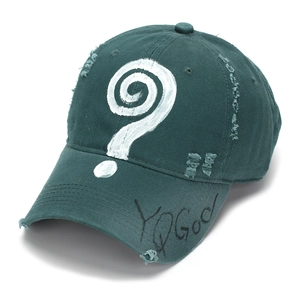Dettaglio del berretto da baseball verde scuro in stile vintage con graffiti a spirale bianchi