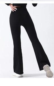 Détail du pantalon de yoga évasé sans couture en tricot côtelé noir à taille haute