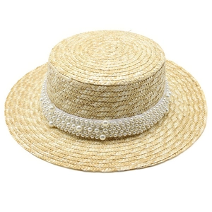 Chapeau de paille à sommet plat avec bandeau perlé et large bord pour soleil