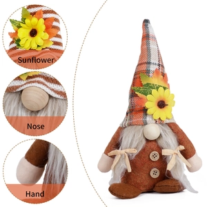 Gnomo del raccolto con girasole e cappello a quadri per decorazione del Ringraziamento