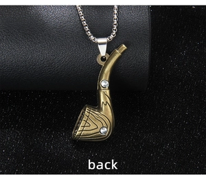 Détail macro du pendentif tête de club de golf en bronze avec cristaux et chaîne argent