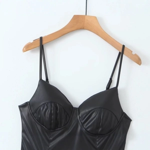 Vestido corto ajustado de cuero sintético negro con busto plisado y tirantes finos