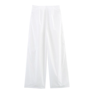 Détail à plat d'un pantalon blanc à jambes larges avec taille ajustée et tissu lisse