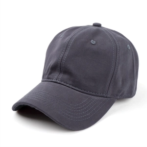 Primo piano di un cappello da baseball grigio scuro in cotone pettinato lavato