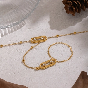 Bracelet bague en acier doré avec pendentif ovale en zircon sur surface texturée