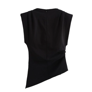 Détail arrière du haut sans manches noir avec ourlet asymétrique et fermeture éclair