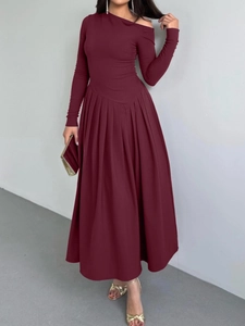 Détail de l'élégante robe plissée rouge foncé à manches longues et épaules nues