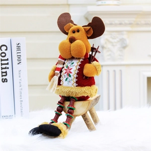 Dettaglio ravvicinato di una renna di Natale in peluche seduta su un piccolo sgabello