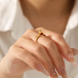 Detailaufnahme eines verstellbaren 18k Gold-Rosenrings, am Finger getragen