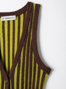 Dettaglio dell'abito in maglia a righe con scollo a V, trama marrone e verde e taglia M