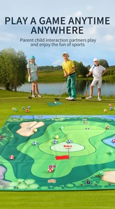 Detalle del tapete de juego de golf con zonas de puntuación y niños jugando fuera