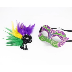 Détail du masque de Mardi Gras avec paillettes violettes et coiffe de plumes colorées