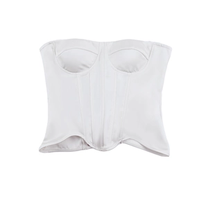 Détail montrant la structure baleinée interne du haut corset en satin blanc
