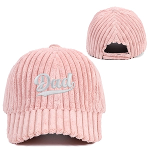 Détail d'un bonnet en velours côtelé rose avec broderie Dad blanche
