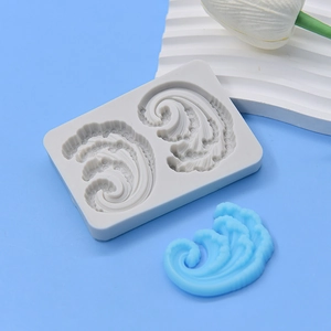 Vue détaillée du moule en silicone vague avec pièce décorative de vague bleue