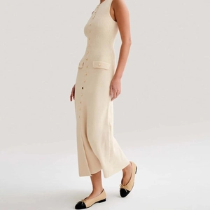 Robe longue en maille sans manches crème avec boutons dorés et poches symétriques