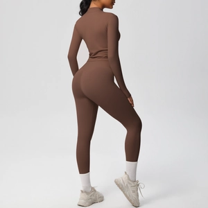 Vue arrière d'un ensemble de yoga marron avec legging taille haute et haut court