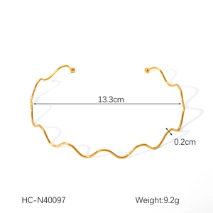 Detail of wavy 18K gold stainless steel collar with 13.3cm diameter and 0.2cm width dimensions