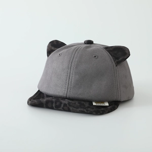 Détail de la casquette grise en daim avec oreilles de léopard et étiquette pour enfant