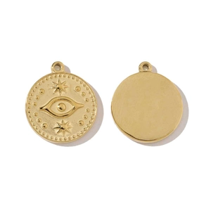 Détail du pendentif en acier titane doré avec motifs œil et étoile en relief