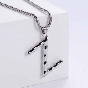 Détail du pendentif lettre Z argenté avec texture bambou sur une chaîne à billes