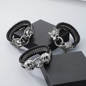 Detailansicht geflochtener Lederarmbänder mit Löwen-, Wolf- und Totenkopf-Metallanhängern