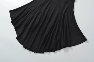 Détails du tissu en maille noire montrant des volants souples et des textures élégantes