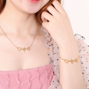 Goldenes Schmuckset mit Herz- und Pfotenabdruck, bestehend aus Kette und Armband