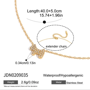Détails du collier pendentif chien en acier doré avec chaîne d'extension réglable