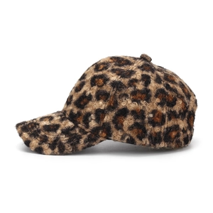 Detailansicht der flauschigen Leoparden-Cap aus weichem Kunstfell mit warmer Textur