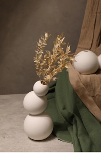 Detailansicht der mattweißen Keramikvase in Kugelform mit Trockenblumen Deko