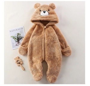 Détail d'une grenouillère en peluche marron avec oreilles 3D et polaire douce