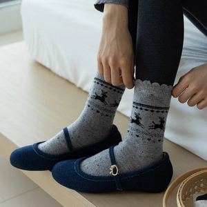 Calze invernali in lana con motivo alce Fair Isle abbinate a ballerine Mary Jane su scale