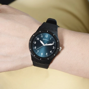 Wasserdichte Sport Quarzuhr mit blauem Zifferblatt und schwarzem Silikonarmband am Handgelenk