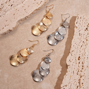 Boucles d'oreilles pendantes géométriques mates en finitions or et argentées
