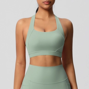 Detail van naadloze racerback sport-bh en yoga-leggings met hoge taille in saliegroen
