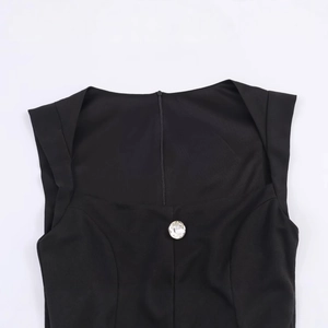 Schwarzer Damen Jumpsuit mit funkelndem Strassknopf und elegantem Kragen am Ausschnitt