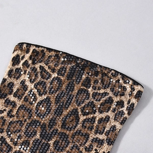 Gros plan détaillé des paillettes à motif léopard sur un ensemble pour femmes