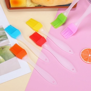 Set di sei pennelli da cucina in silicone colorato con manici trasparenti opachi