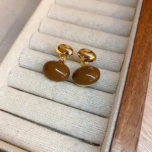 Élégantes boucles d'oreilles ovales plaquées or avec émail brun pour femmes raffinées