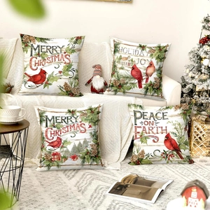 Juego de 4 fundas de cojín navideñas con cardenales rojos en un sofá blanco acogedor