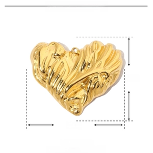 Dettaglio del ciondolo a cuore in acciaio inossidabile dorato con texture a rilievo