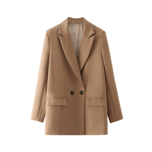 Chaqueta cruzada clásica color camello con solapas de muesca y bolsillos de solapa