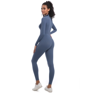 Détail de la combinaison de yoga ajustée avec demi-zip et tissu bleu-gris à haute élasticité