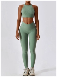 Détail d'un ensemble de yoga côtelé avec brassière licou et legging taille haute croisée