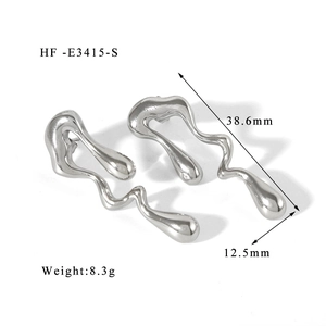 Dimensions détaillées des boucles d'oreilles irrégulières argentées de 38,6 mm