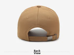Détail de l'arrière d'une casquette de baseball kaki avec boucle en métal réglable