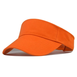 Detail eines orangefarbenen Polyester-Sonnenvisiers mit langem gebogenem Schirm