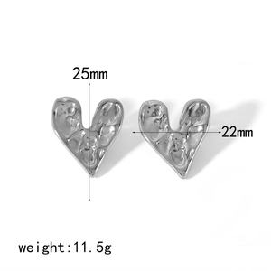 Boucles d'oreilles cœur en argent avec texture martelée, hauteur 25 mm et largeur 22 mm