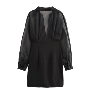 Robe noire élégante à manches longues avec col en V, empiècement organza et plis
